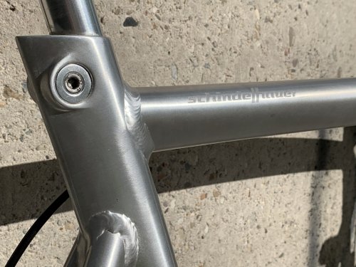 The seatpost clamp is integrated in the minimal AL6061-T6 aluminium, triple butted aero tubing frame