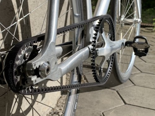 Without the conventional derailleurs the drive train is rather straightforward (60T/22T gear ratio)