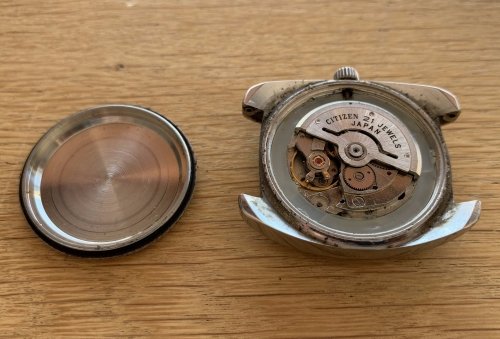You can rotate the case back and remove it from the watch head to reveal the movement