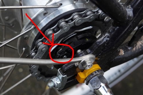 The Shimano Nexus 7-speed gear hub - the cable is fixed using a bolt, inside the red circle