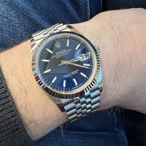 It sits comfortably on the wrist and complements virtually any outfit, such as a pair of blue jeans